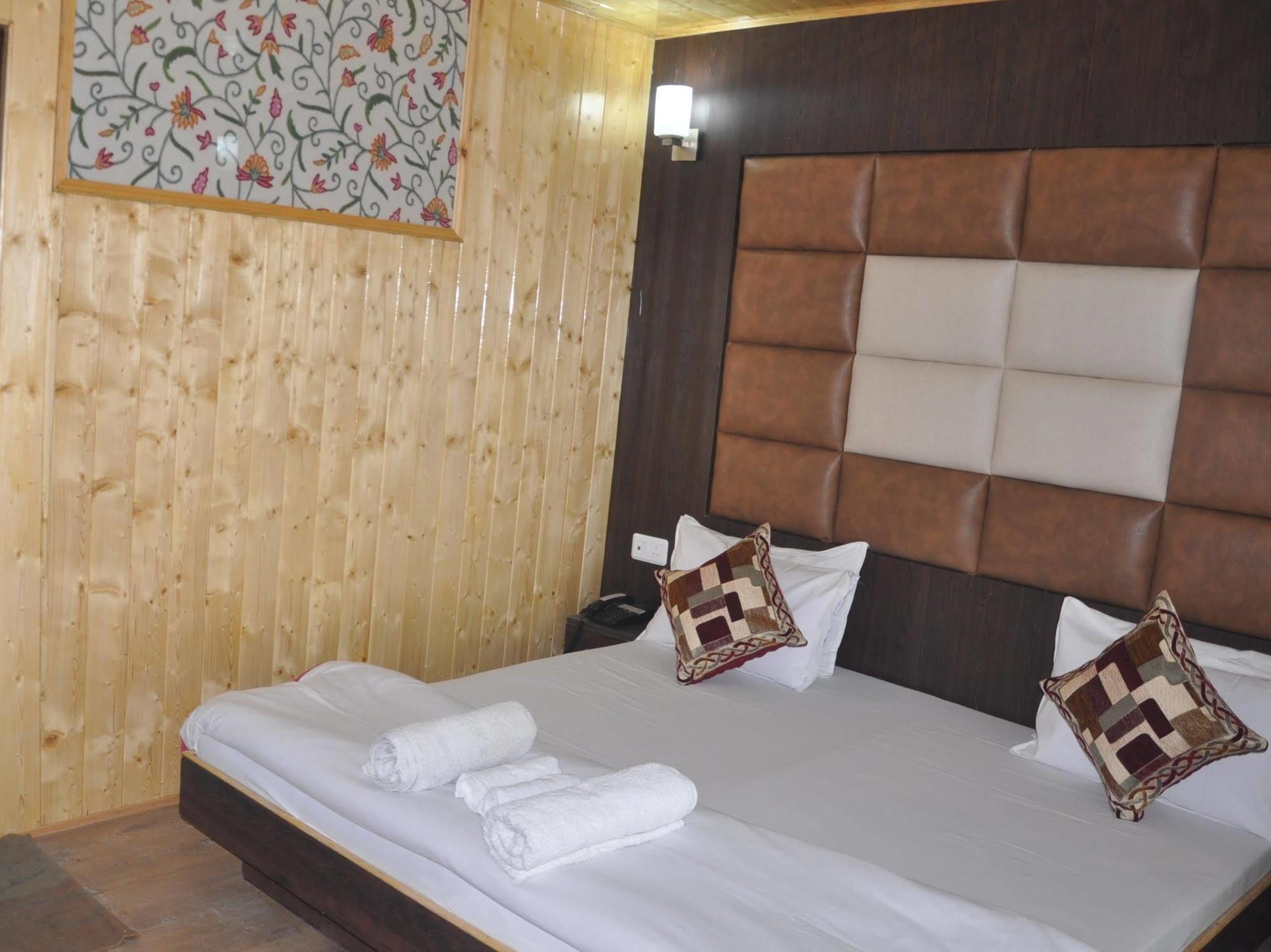 Hotel Azad Durgjan Kültér fotó