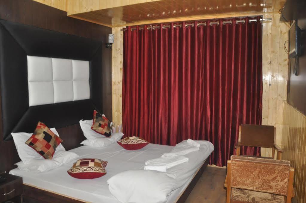 Hotel Azad Durgjan Kültér fotó